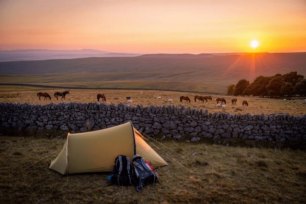 Bivouac sur les causses en Aveyron au coucher du soleil