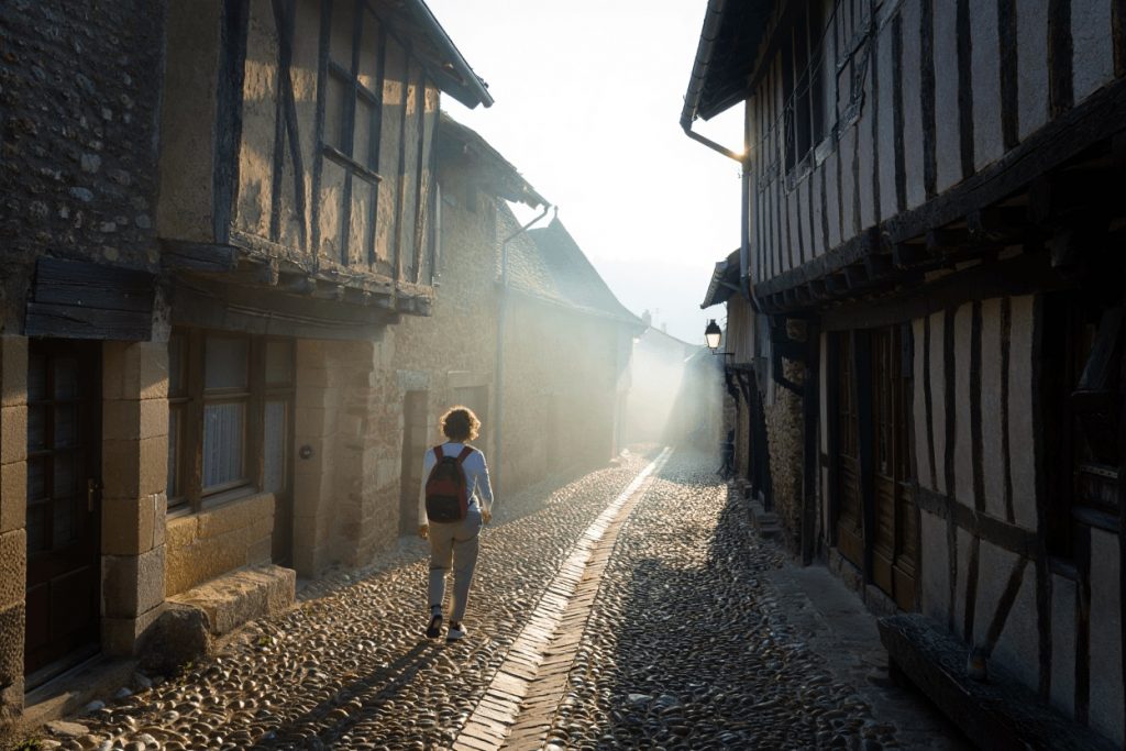 Village médiéval aveyronnais à l'aube