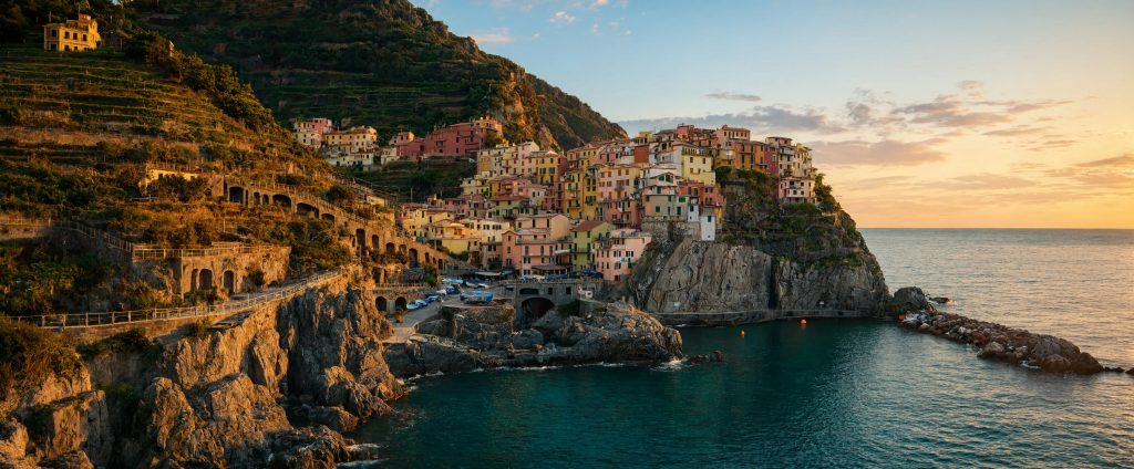 Village de Manarola et ses maisons colorées au-dessus de la mer au coucher du soleil, Cinque Terre 2026