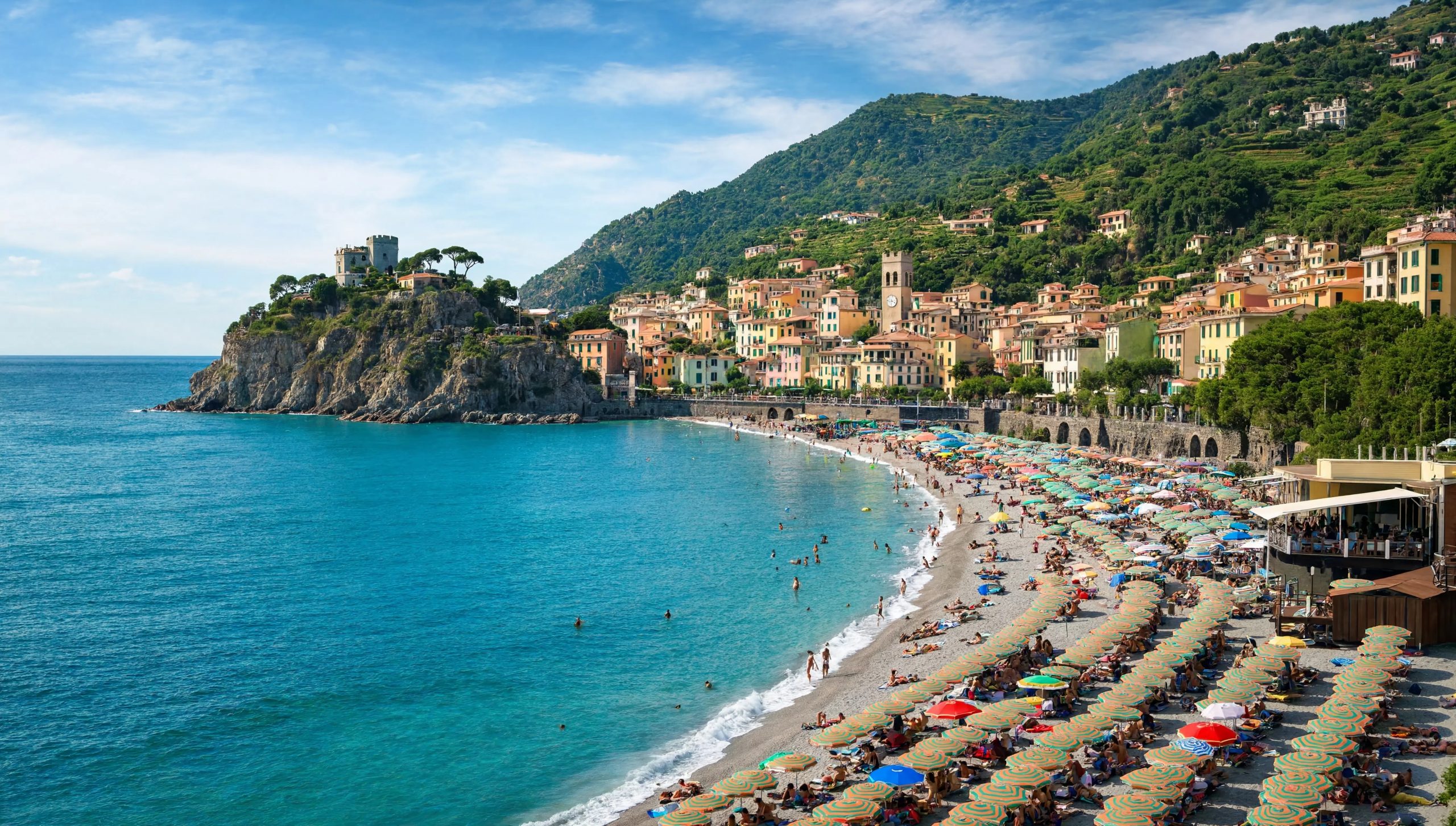 La plage de sable de Monterosso al Mare, le plus grand village des Cinque Terre